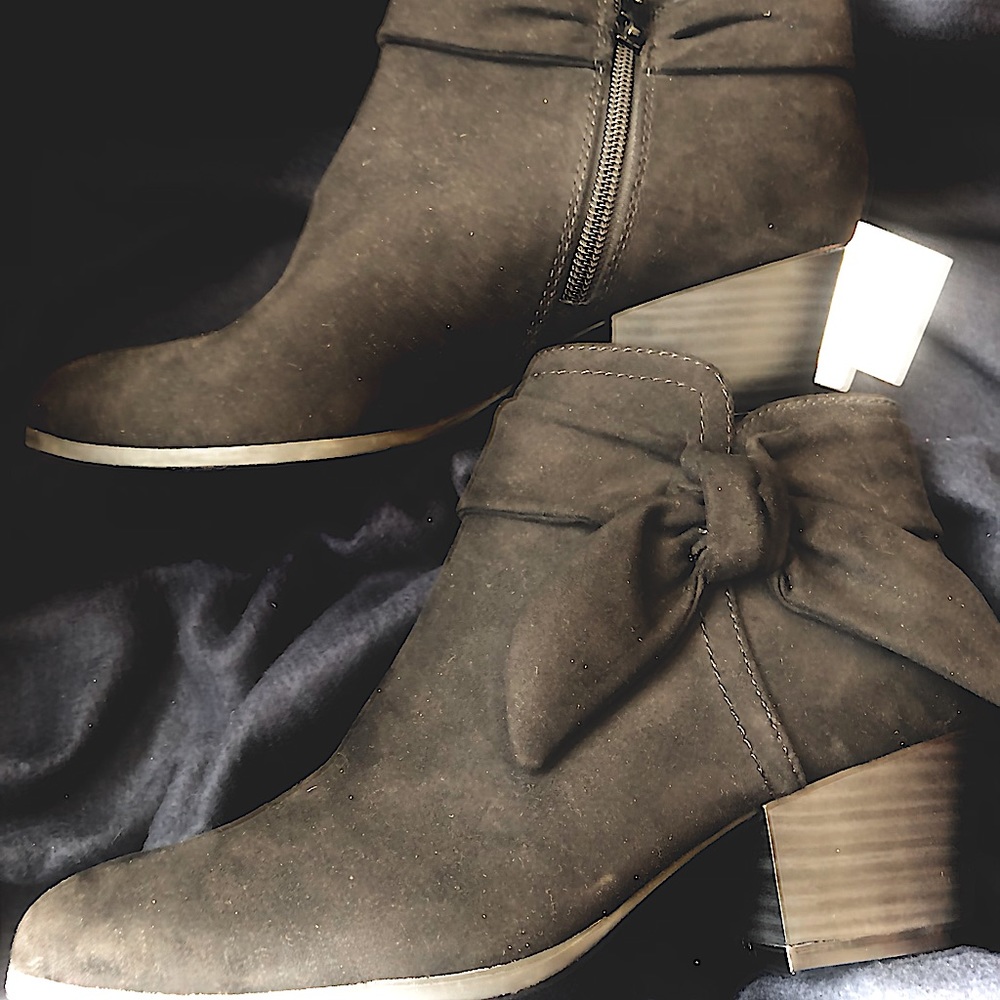 NWT Size 8 Black Suede Booties With Bow Accent